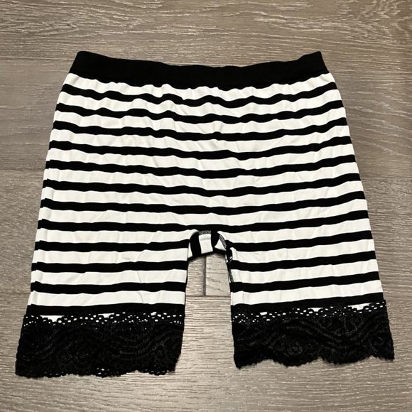 ⭐Host Pick⭐ Free People B&W Stripe Shorts With Lace Detail - Picture 1 of 3